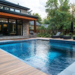 Tout savoir pour aménager la plage de votre piscine : matériaux, conseils et inspirations piscine