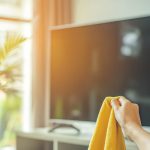 Comment nettoyer un écran TV sans l’abîmer : guide pratique nettoyer écran tv
