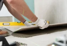 Coller du carrelage sur du carrelage : le guide pour ne pas tout rater