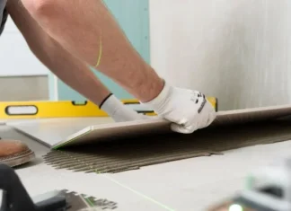 Coller du carrelage sur du carrelage : le guide pour ne pas tout rater