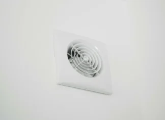 VMC salle de bain sans conduit : quelle solution choisit vraiment la bonne ?