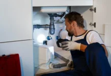 Comment raccorder l’évacuation d’un évier et d’un lave-vaisselle sans galère (ni refoulement)