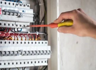 Devis électricité maison ancienne : pourquoi le même chantier passe de 6 000 à 18 000 €