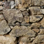 Mur en pierre qui penche : ce qui marche vraiment pour le stabiliser sans tout démolir