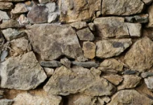 Mur en pierre qui penche : ce qui marche vraiment pour le stabiliser sans tout démolir