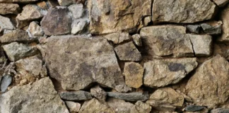 Mur en pierre qui penche : ce qui marche vraiment pour le stabiliser sans tout démolir