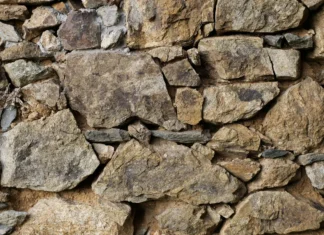 Mur en pierre qui penche : ce qui marche vraiment pour le stabiliser sans tout démolir