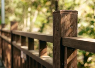 Prix d’un garde-corps extérieur en bois : la fourchette réelle au mètre linéaire en 2026