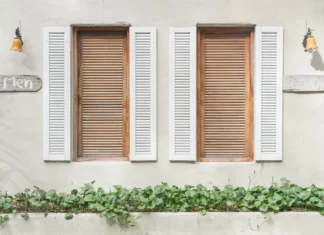 Le vrai prix des volets persiennes en bois : ce que les catalogues ne disent pas