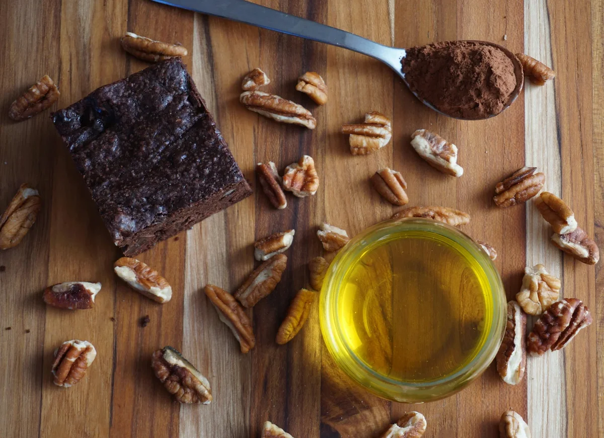 Préparation d'un gâteau avec de l'huile végétale et des ingrédients frais dans un bol de cuisine