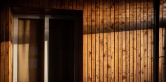 Habiller un mur extérieur pas cher : 7 solutions qui tiennent vraiment dans le temps